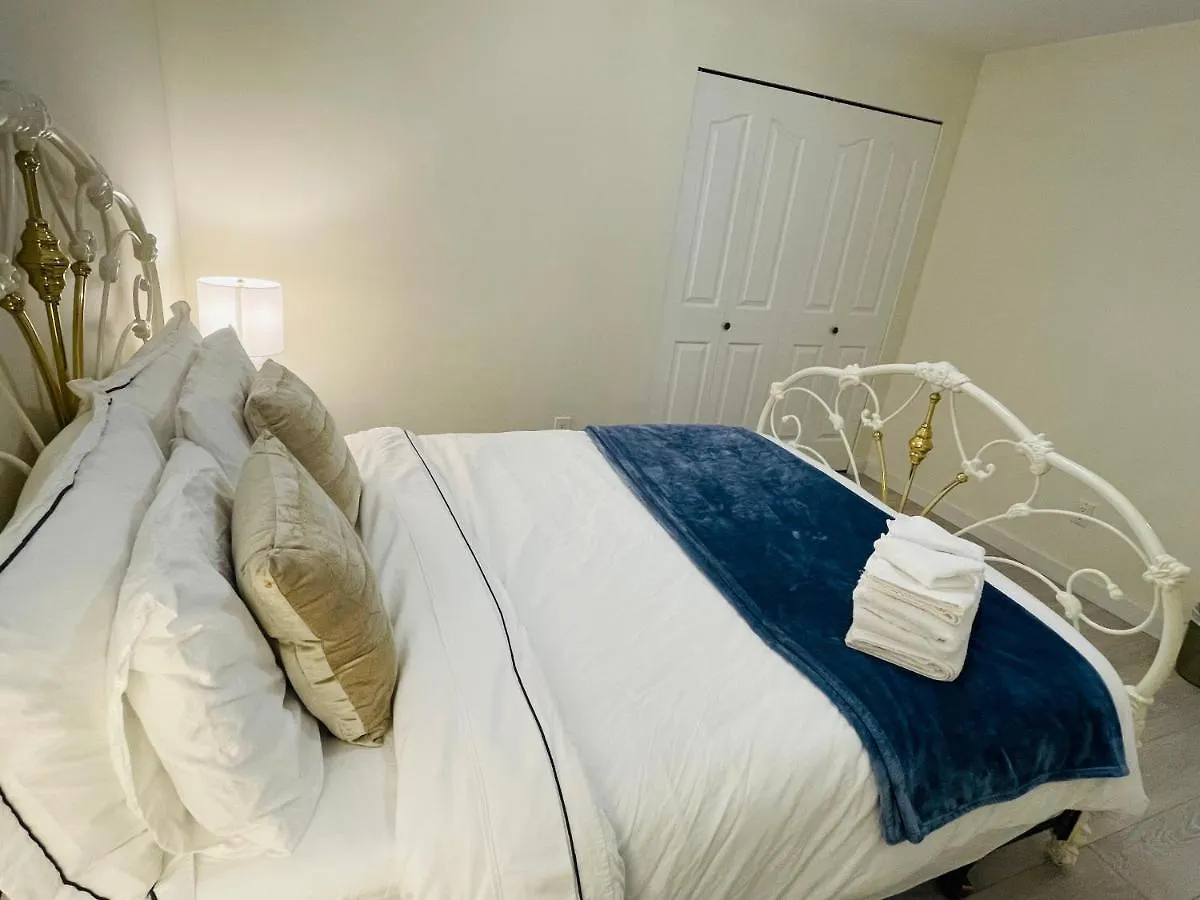 Adorable 2-Bedroom Basement In וונקובר דירה
